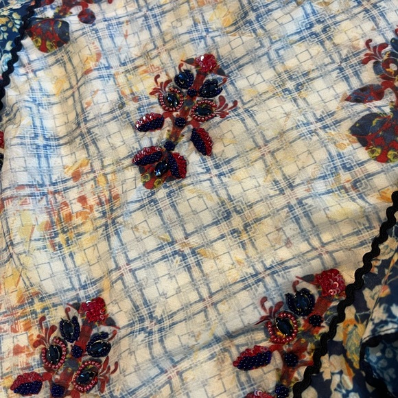 Gorgeous ruffle top ties in the back - Picture 3 of 3